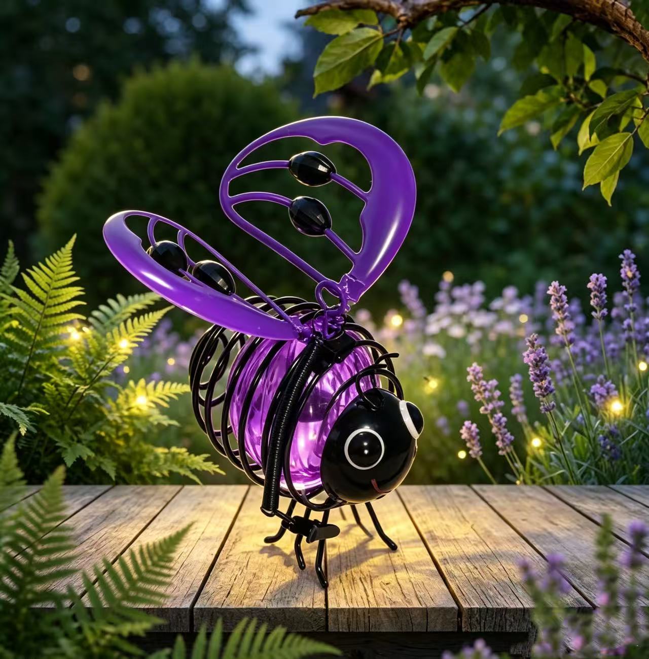 Solcellsdriven hängande bi-lampa