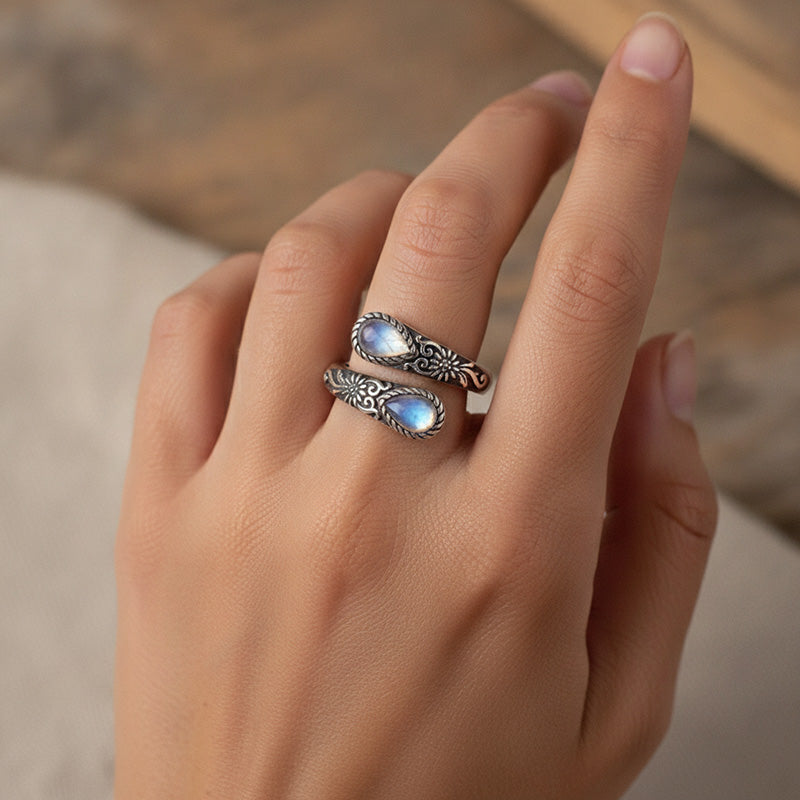 💍 1+1 GRATIS! ⏳ Moonring™ – Vintage justerbar öppen ring med droppformad glödande zirkon – elegant, tidlös och perfekt för både vardag och fest 💧✨