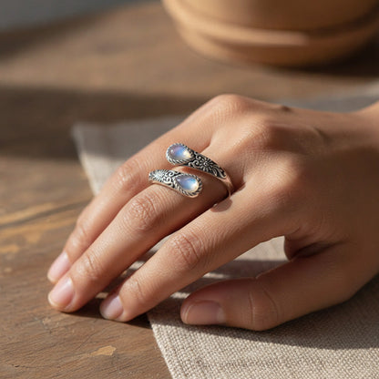 💍 1+1 GRATIS! ⏳ Moonring™ – Vintage justerbar öppen ring med droppformad glödande zirkon – elegant, tidlös och perfekt för både vardag och fest 💧✨